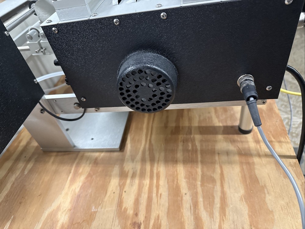 Universal R310 Round Product Semi-Automatic Labeling Machine
