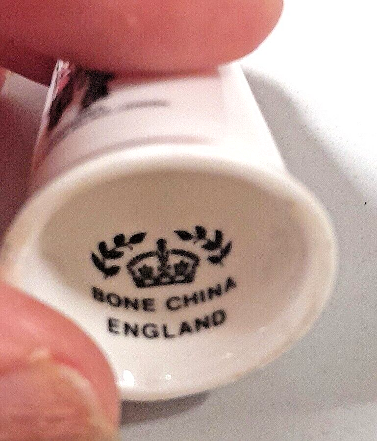 Decorative Thimble - Guardsmen at Buckingham Palace ~~