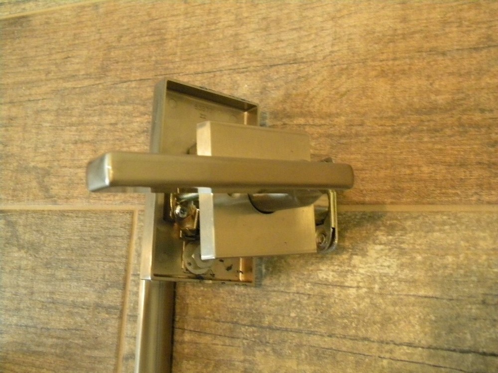 KWIKSET R8 SECURITY Entry Door Lockset & Deadbolt