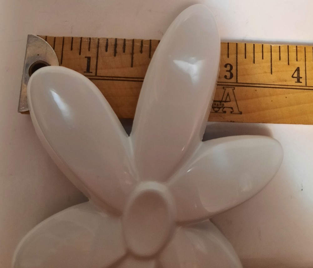 Ceiling Fan Flower Daisy Blade Arm Bracket In White ~ Hampton Bay EUC