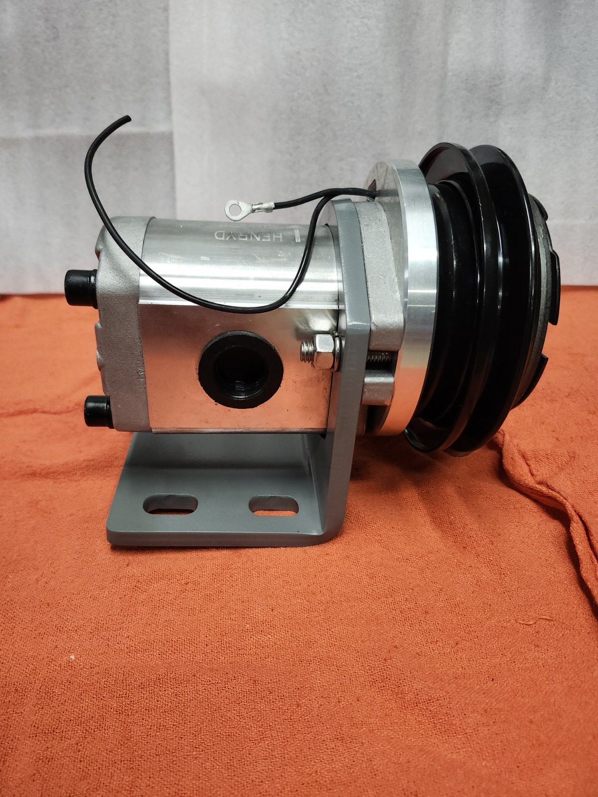 Hydraulic clutch pump electric salt spreader snowplow 12v coil Single V belt.