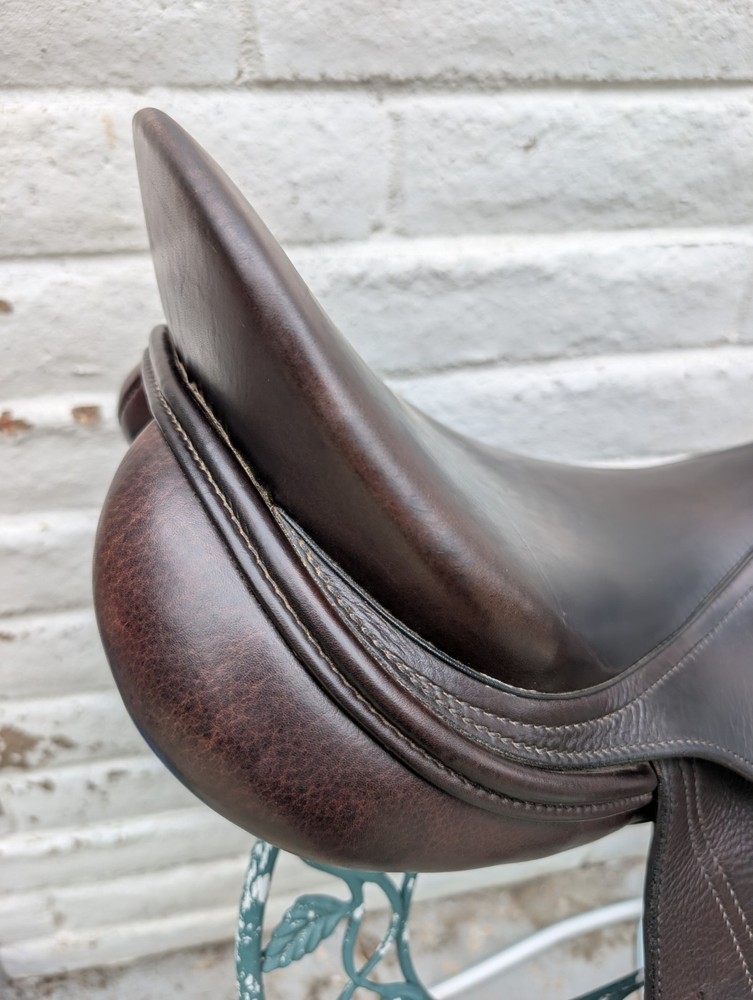 Scheleese Medium Wide Eagle Jump Saddle 18" Seat Excellent Condition Used