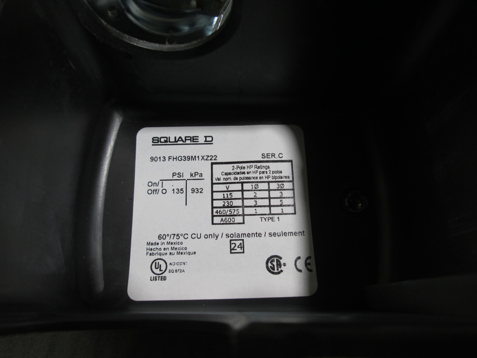 SQUARE D 9013 FHG39M1XZ22 PRESSURE SWITCH W/ ON-OFF LEVER SINGLE PORT NEW