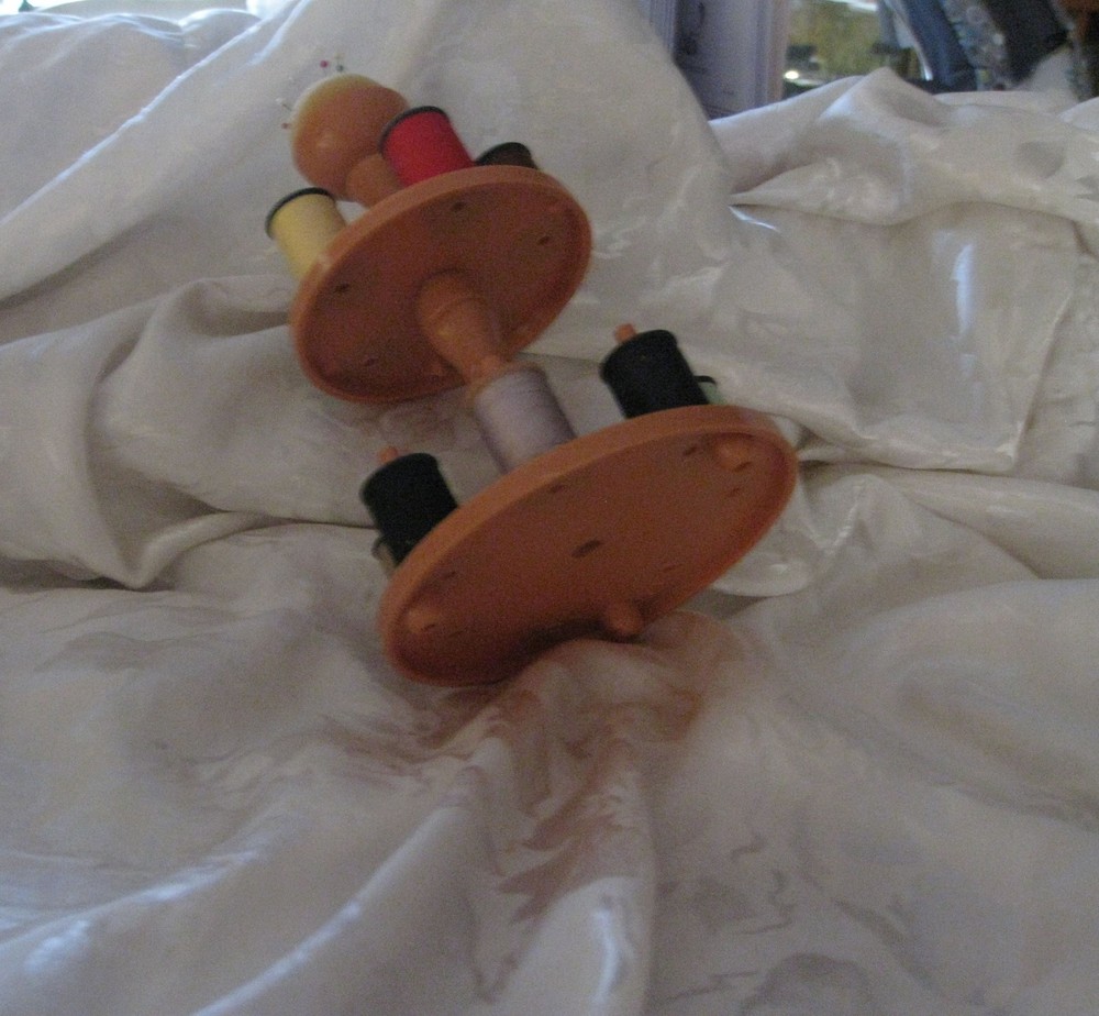 Unique! ~ THREAD CADDY/CAROUSEL & 12 SMALL SPOOLS OF THREADS