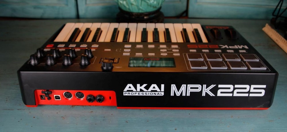 AKAI Professional MPK225 25-Key Keyboard Controller Very Lightly Used!