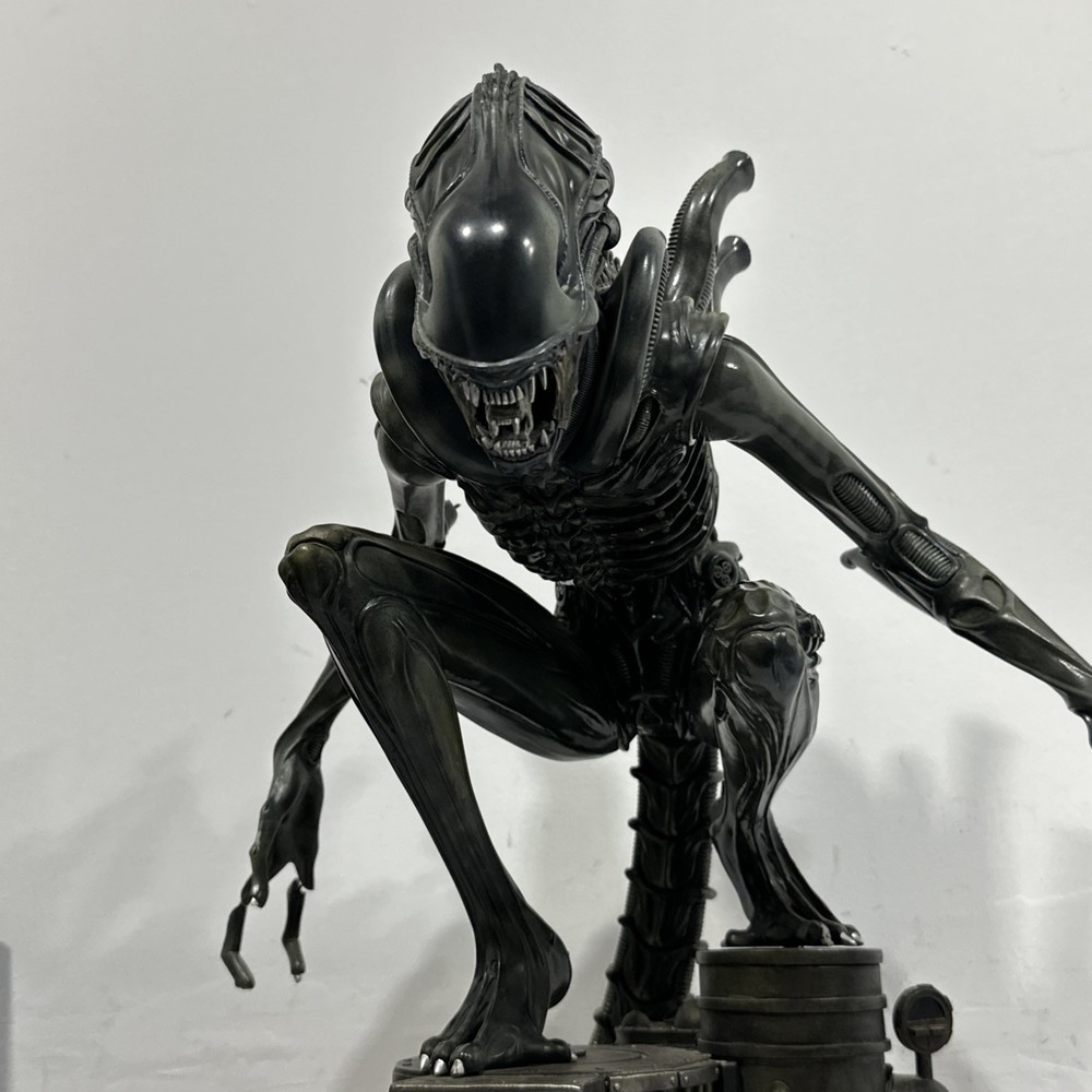 Sideshow Aliens Warrior 1/4 Maquette Premium Format SSC Damaged