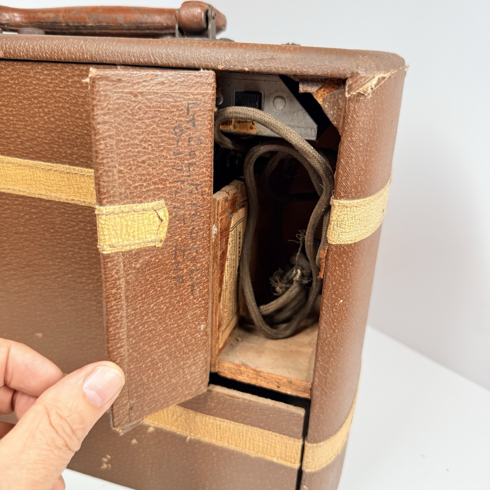 Rare Vintage 1940 GE General Electric JB-630 Carryabout Portable Radio