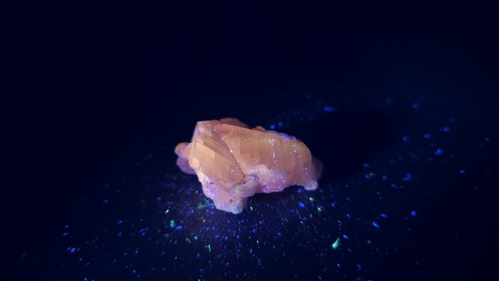 UV Reactive Mangano Calcite