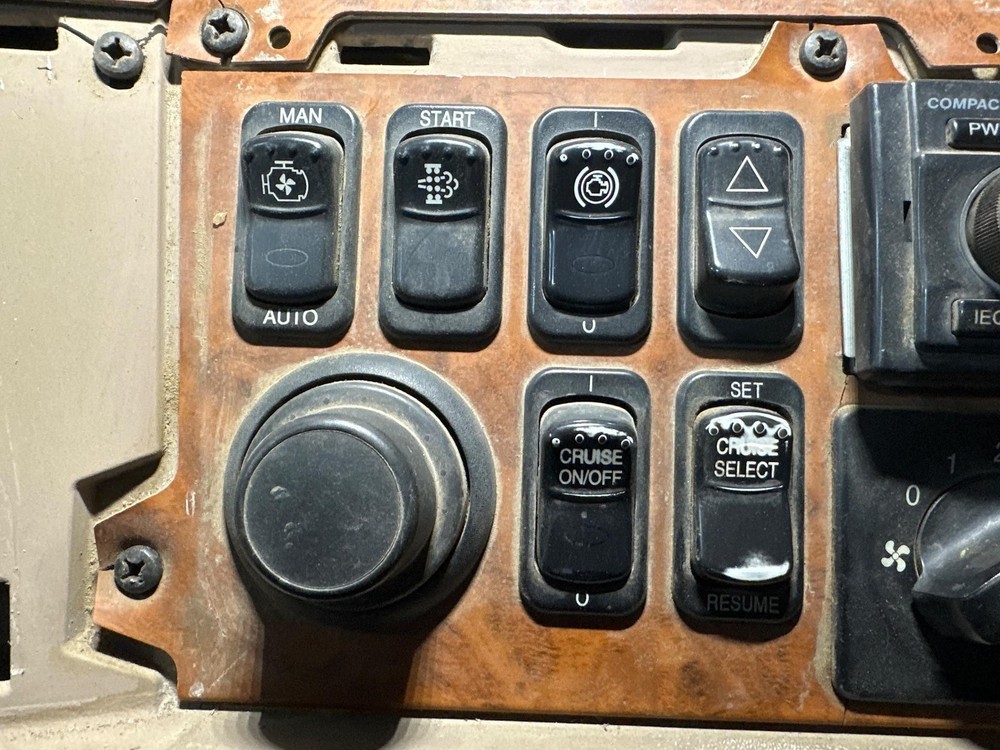 2006-2015 Peterbilt 386 SWITCH Dash Panel - Used | P/N S646016200