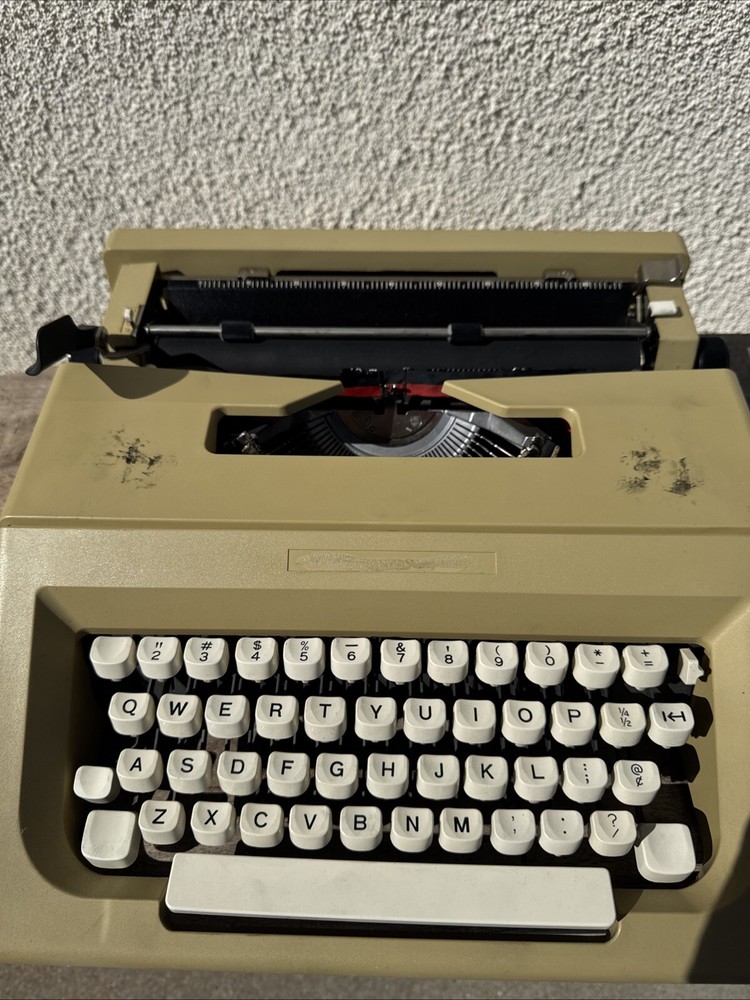 Olivetti Manual Typewriter - See Description - Fast shipping