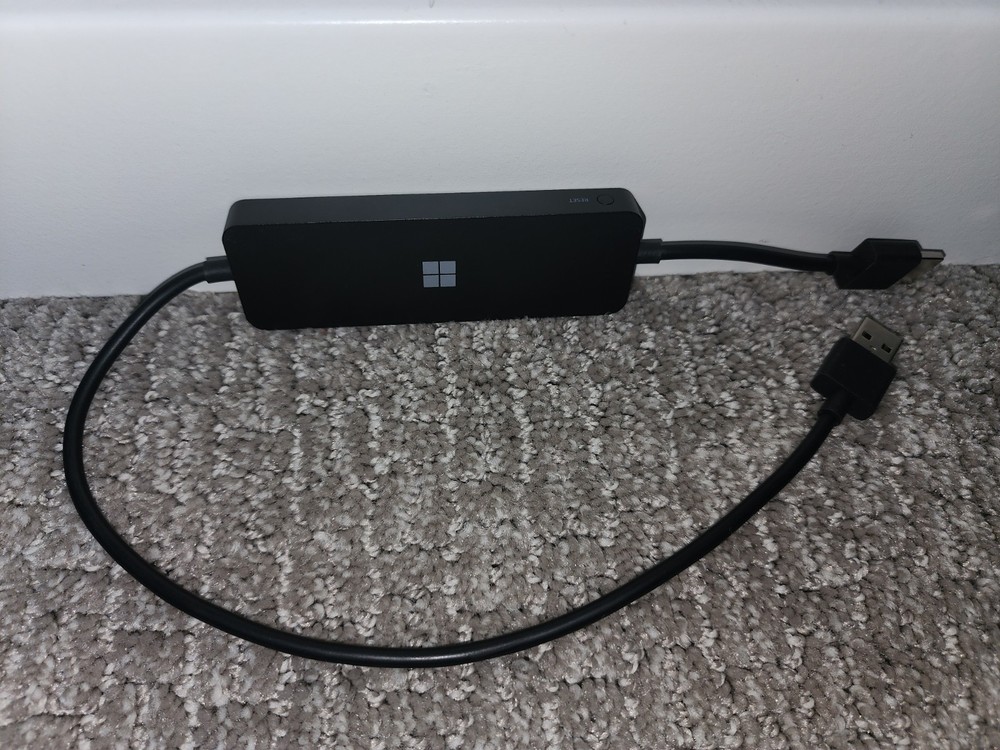 Microsoft 4K Wireless Display Adapter Model 1942 UTH-00001