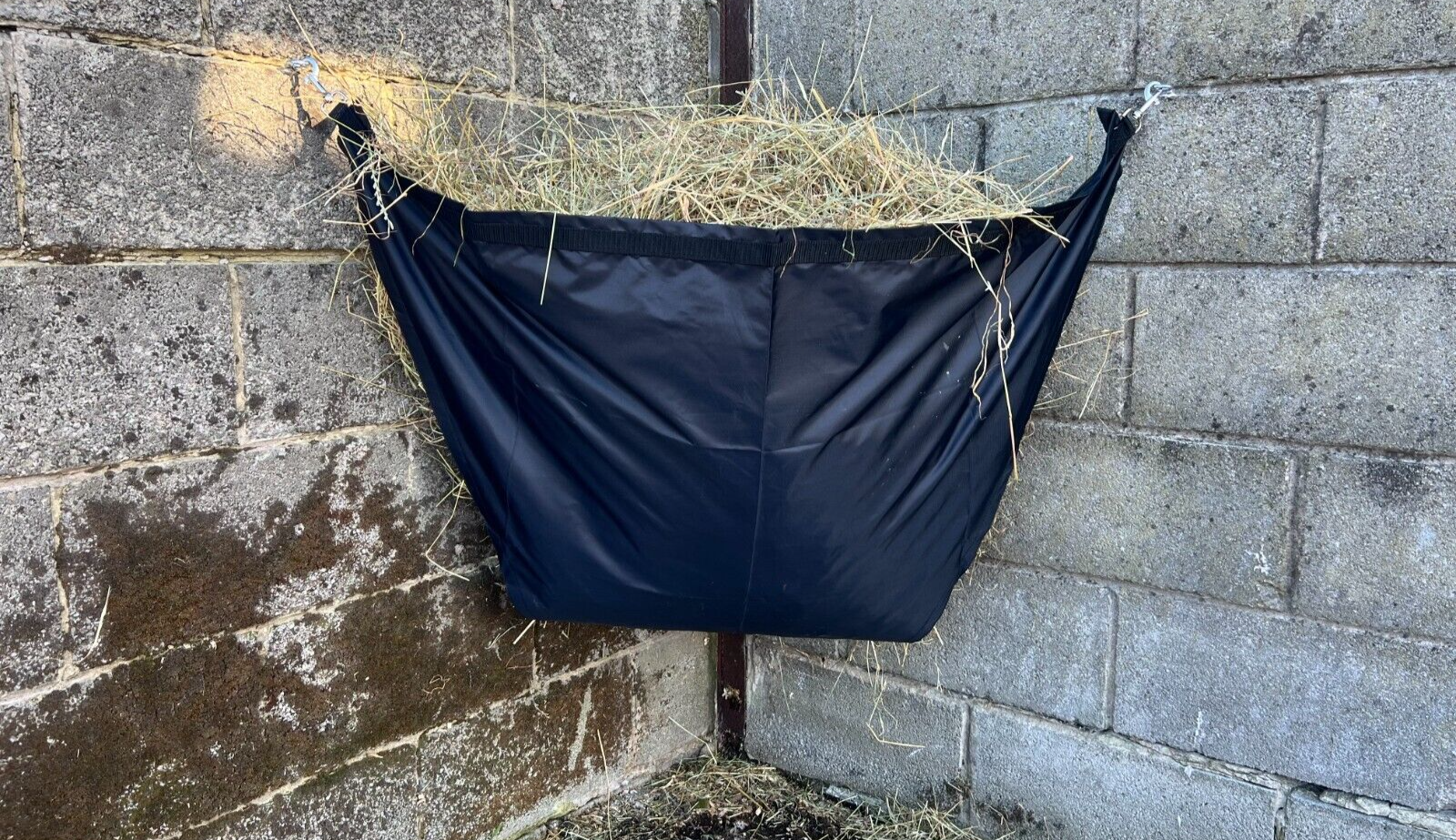 Turners Hay Sling Hay Bar Quick Fill Large Hay Corner Feeder Waterproof Haynet