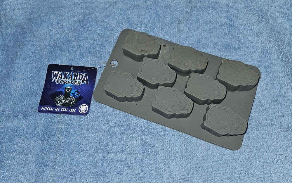New Marvel Black Panther "Wakanda Forever" silicone Ice cube tray. (A9)