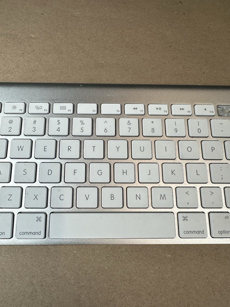 Apple Wireless Keyboard A1314 Works Ships Fast!