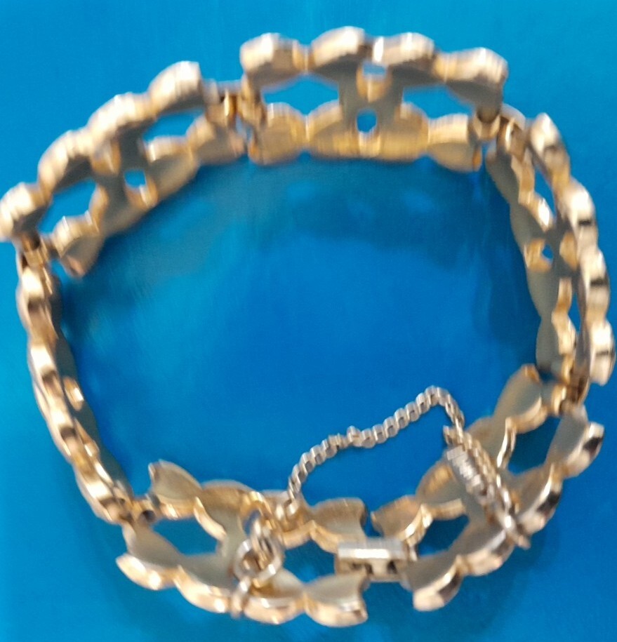Monet Chunky Goldtone Signed Bracelet With Extender Signed Nice Condition