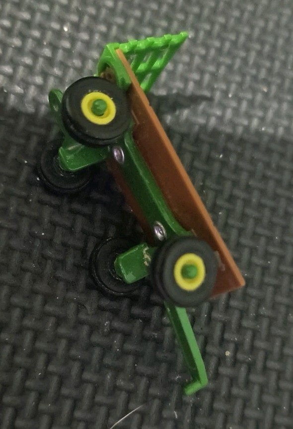 Ertl John Deere 1/64 Hay Wagon