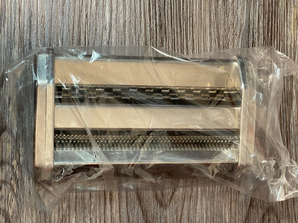 BED BATH & BEYOND Pasta Machine Stainless Steel Spaghetti Noodle Maker RollerNEW