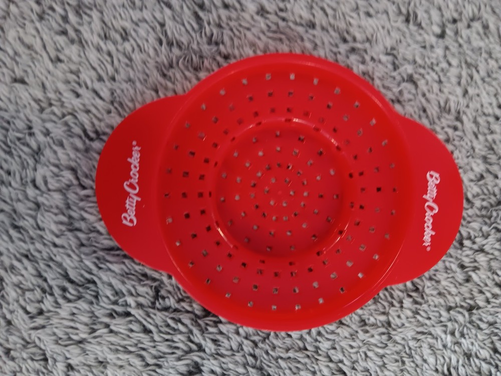 Red Betty Crocker Red Essentials Can Strainer - Plastic