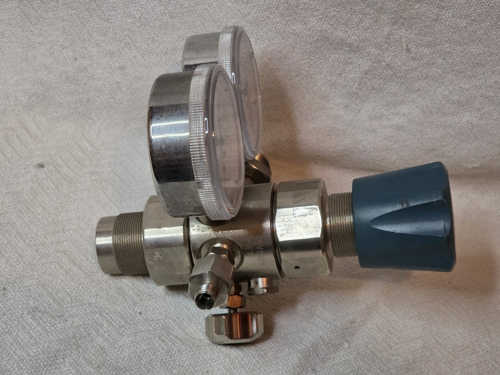 Airgas ~ Y12-244D ~ Regulator