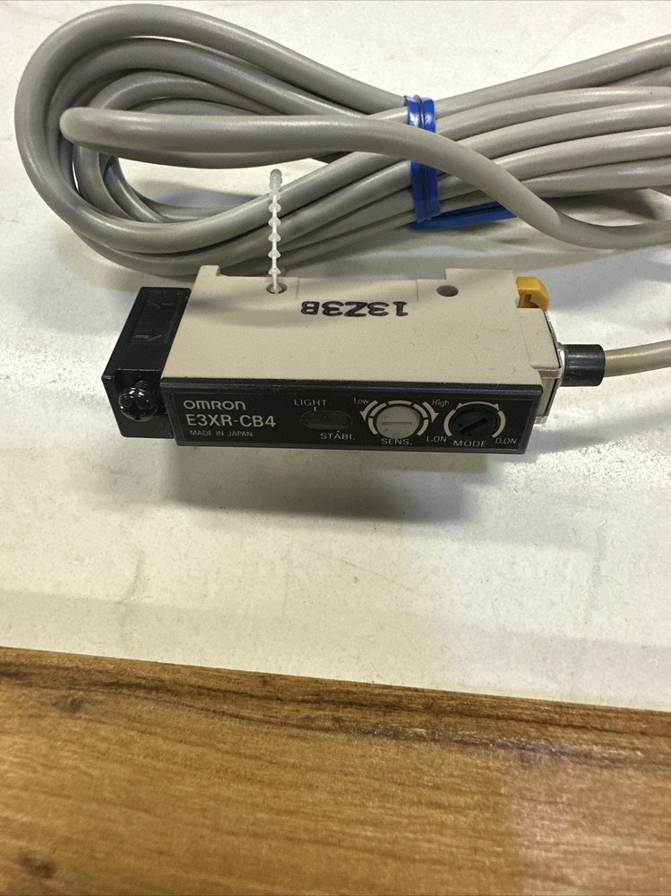 NEW OMRON E3XR-CB4T PHOTOELECTRIC SENSOR SWITCH E3XRCB4T