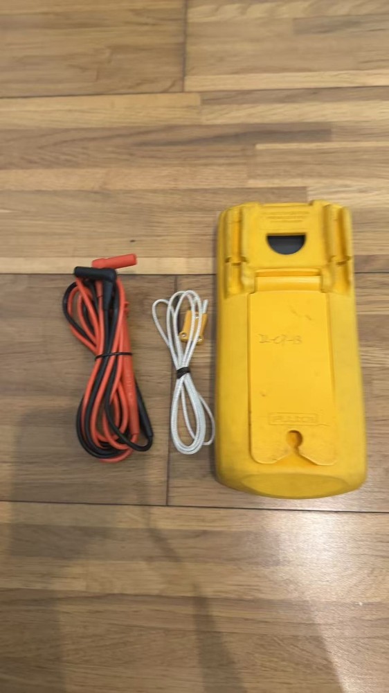 Fluke 714 Thermocouple Temperature Calibrator