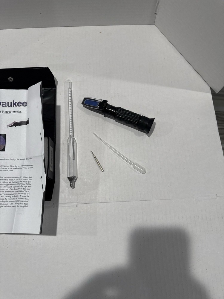 Milwaukee MR32ATC Brix Refractometer W/ Hydrometer Case And Accessories