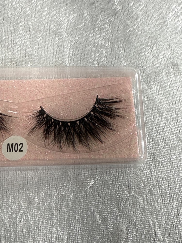 false eyelashes #M02