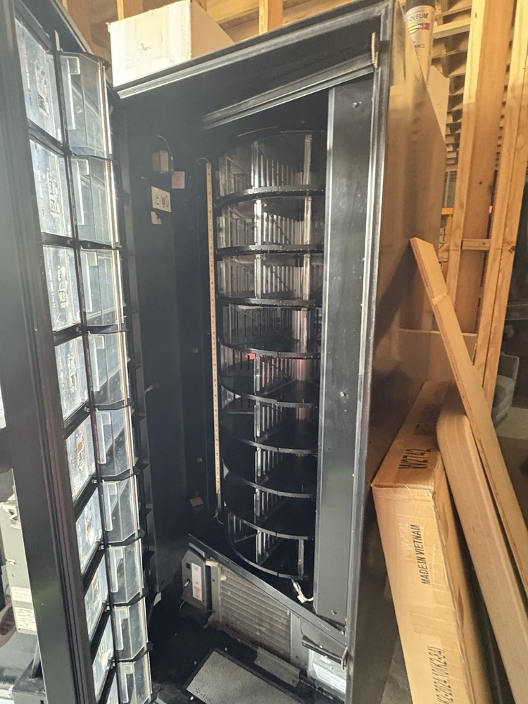 Deli Shoppe Food Vending Machine