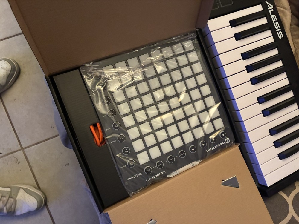 alesis v25 keyboard and launchpad mk2