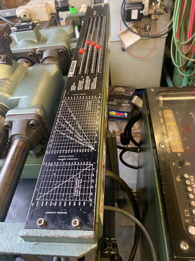 Arburg 28 ton plastic injection machine
