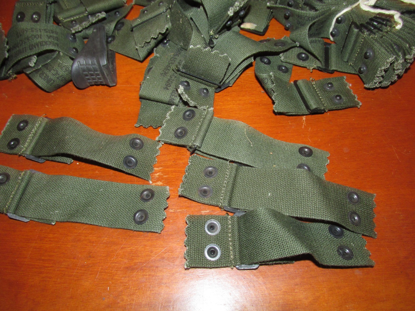 ORIGINAL, MINT, UNISSUED VIETNAM 1967 DATED M1 HELMET LINER NAPE STRAP