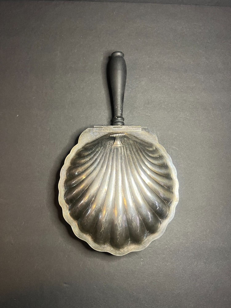 Vintage Oneida Silver Plate Silent Butler Clam Shell Tri Footed Crumb Catcher