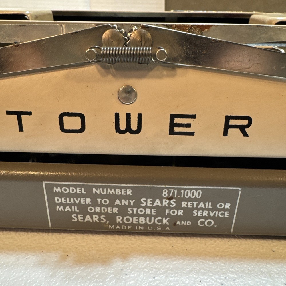 Typewriter Tower Chieftain III Beige Sears Model 871.1000 w/ Case