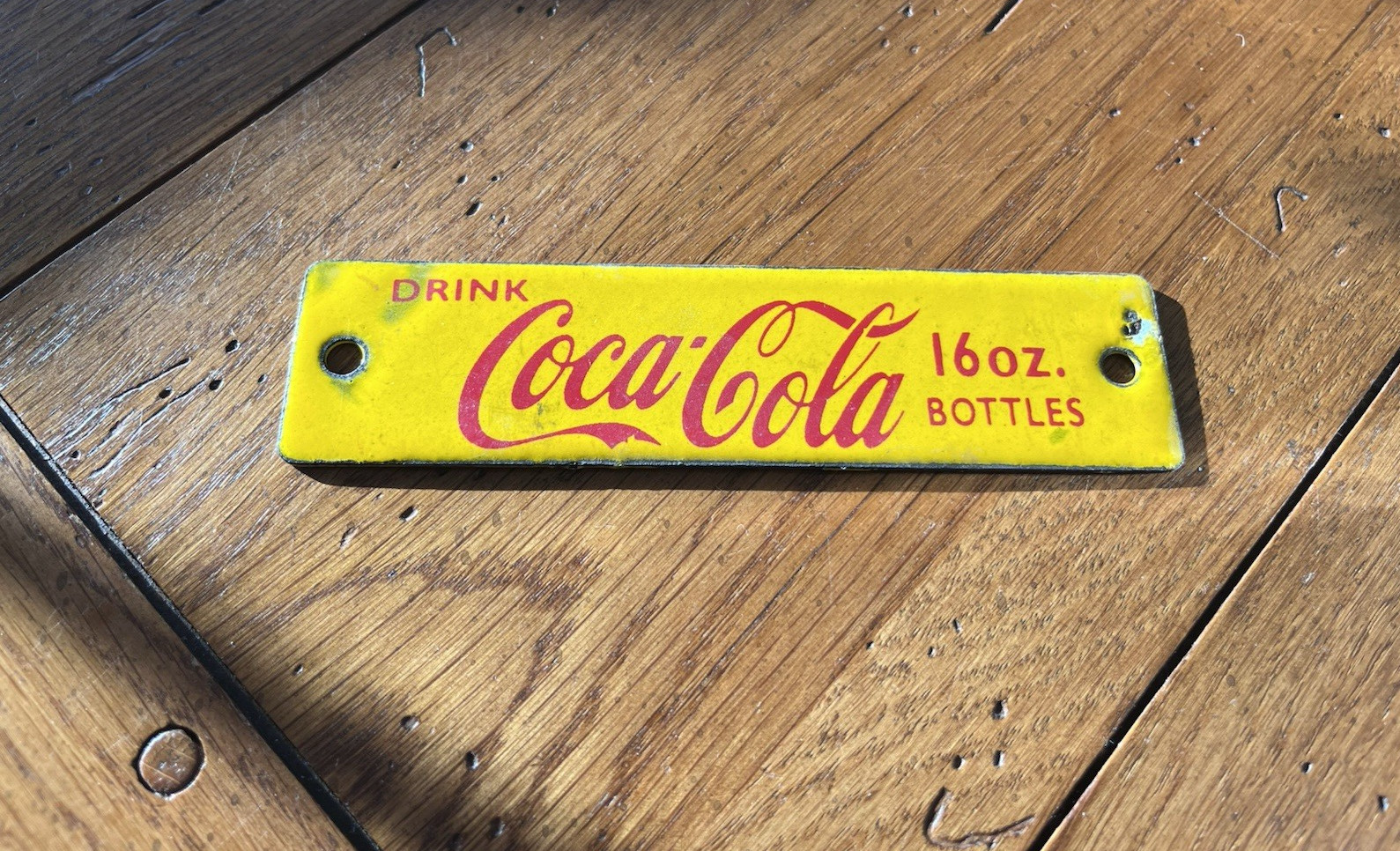 NICE PORCELAIN DRINK COCA-COLA 16 OZ. BOTTLES METAL CRATE TAG