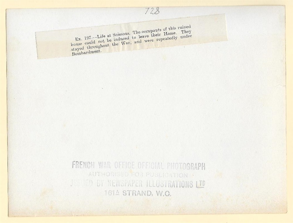 WWI Life in Soissons France Family Living in Ruins of Home Original News Photo