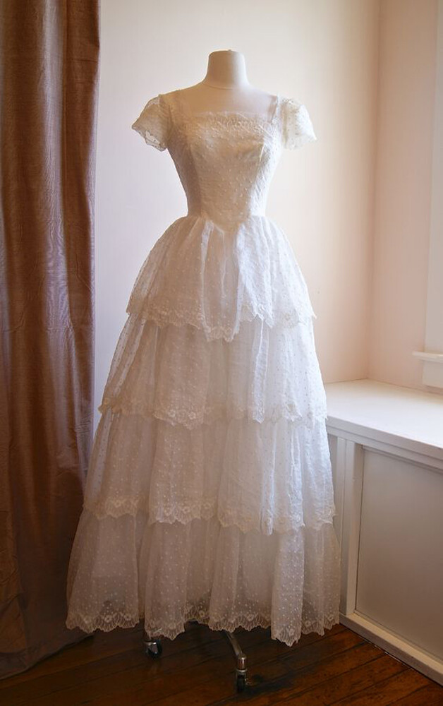 White Ivory Wedding Dresses with Short Sleeve Vintage Lace Polka Dot Bridal Gown