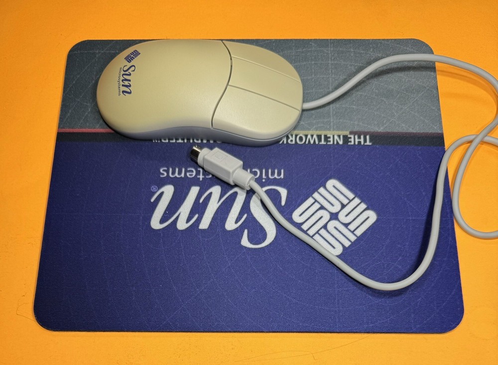 Sun 370-3631 Type-6 Mouse, Mini-Din Connector, 3 Button w/370-2038 Mousepad