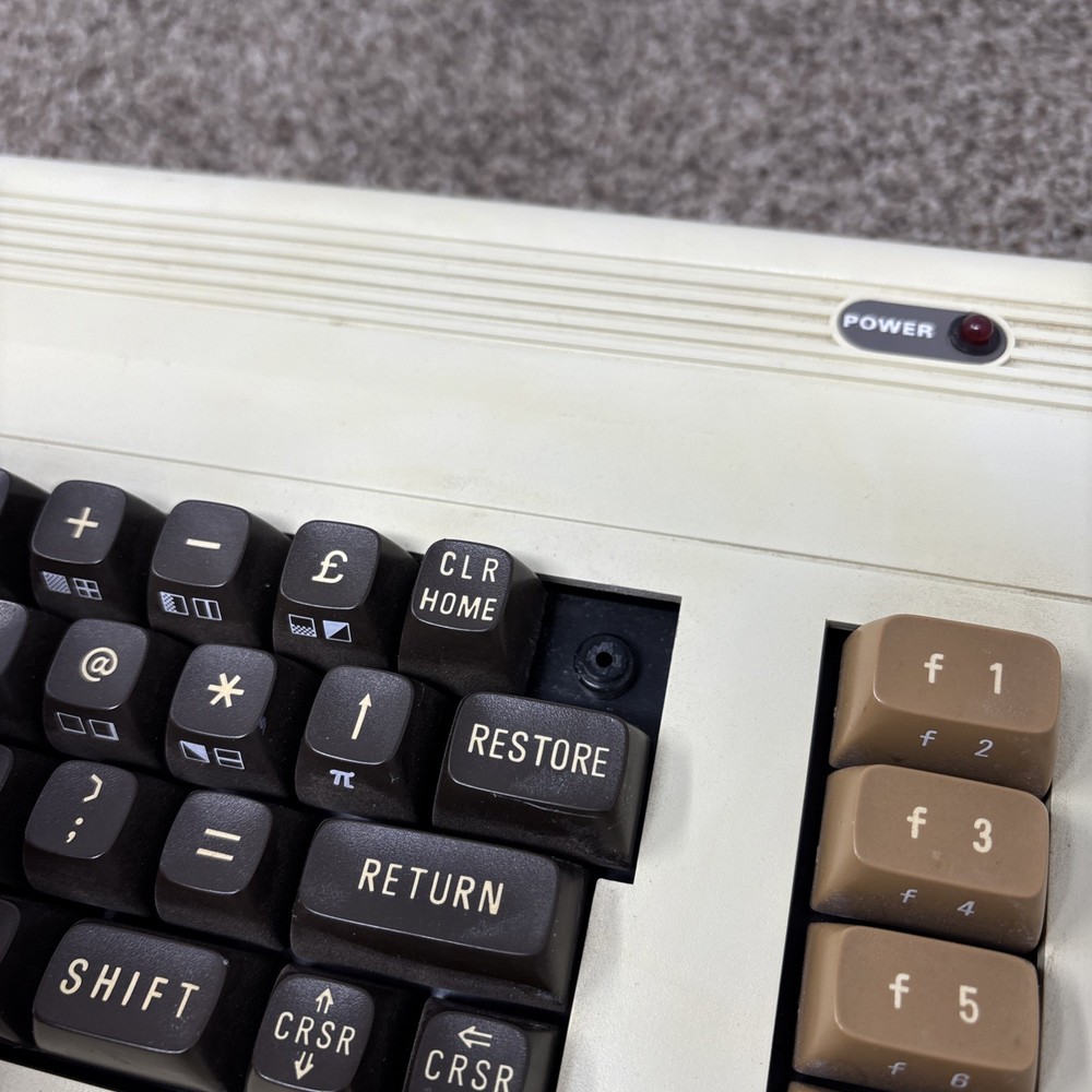 COMMODORE VIC-20 DIN COMPUTER ONLY TESTED AND WORKING READ