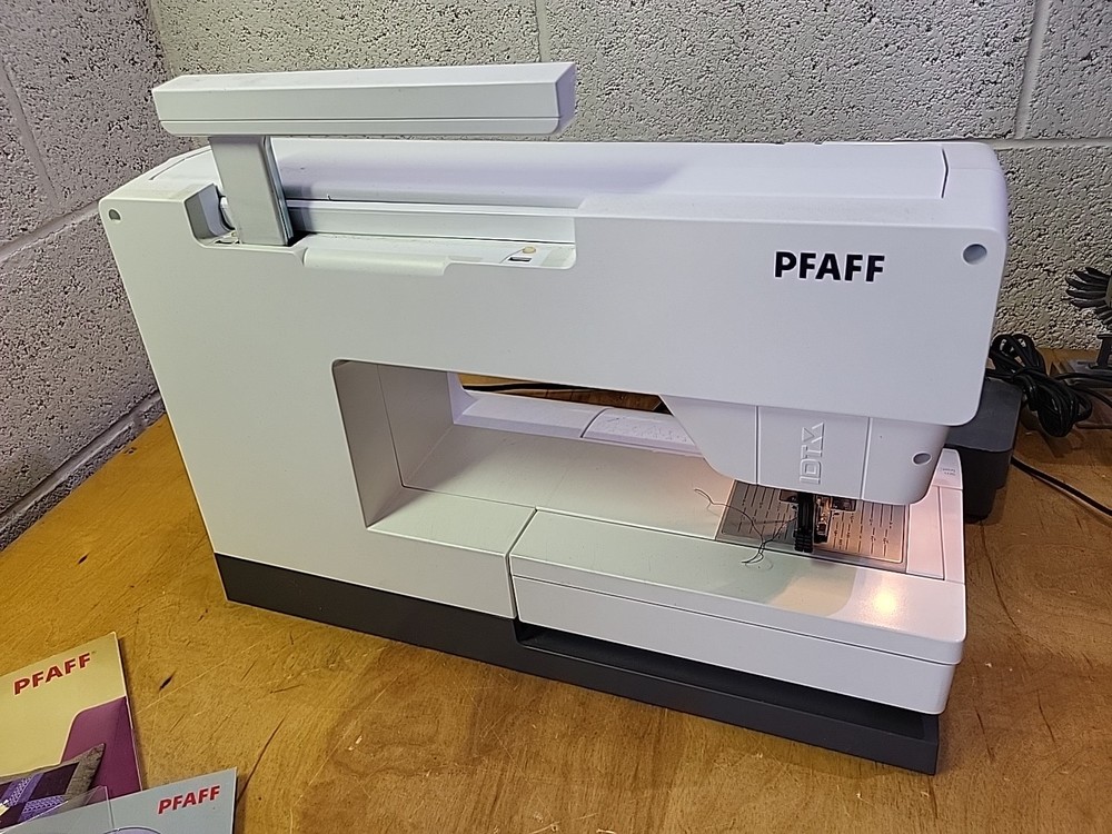 Pfaff Quilt Expression 4.0 Sewing Machine With IDT- Working , Clean+ Extras.