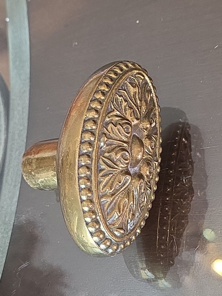 ANTIQUE AUTHENTIC RARE VICTORIAN SOLID BRASS FANCY CAST OVAL BRASS KNOB PULL
