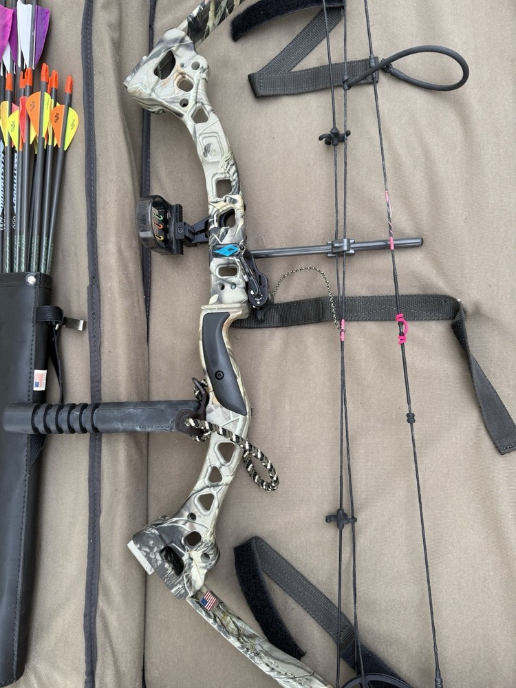Bowtech Diamond Razor Edge Compound Bow - 60 Pounds RH. With Soft Case +