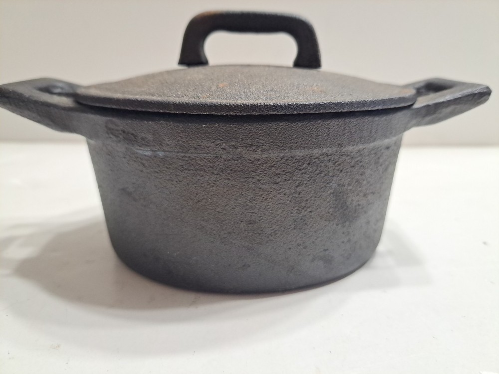 Small Be. Basic Cast Iron Dutch Oven With Lid