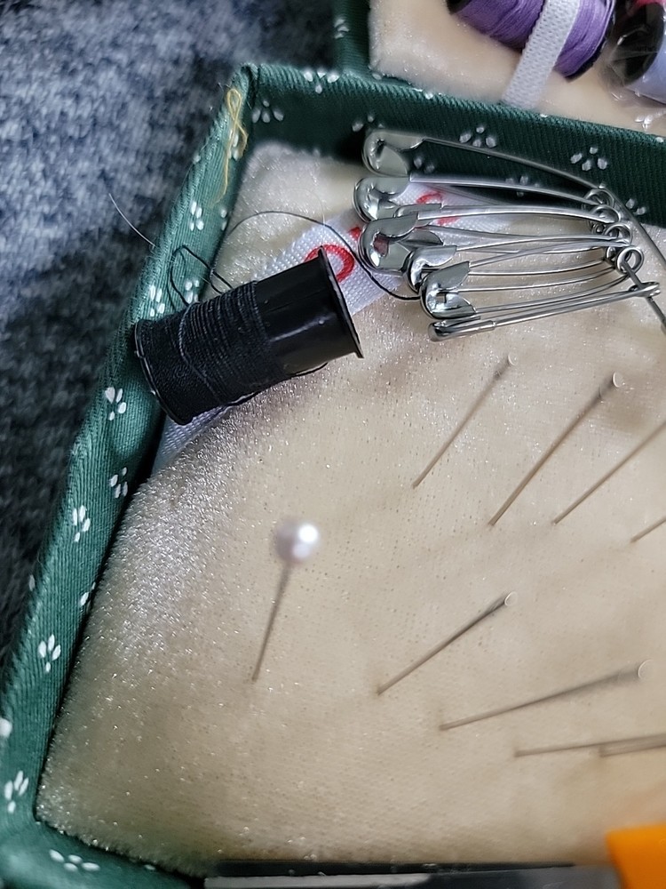 Singer/Foldable Sewing Cube. Pre Owned