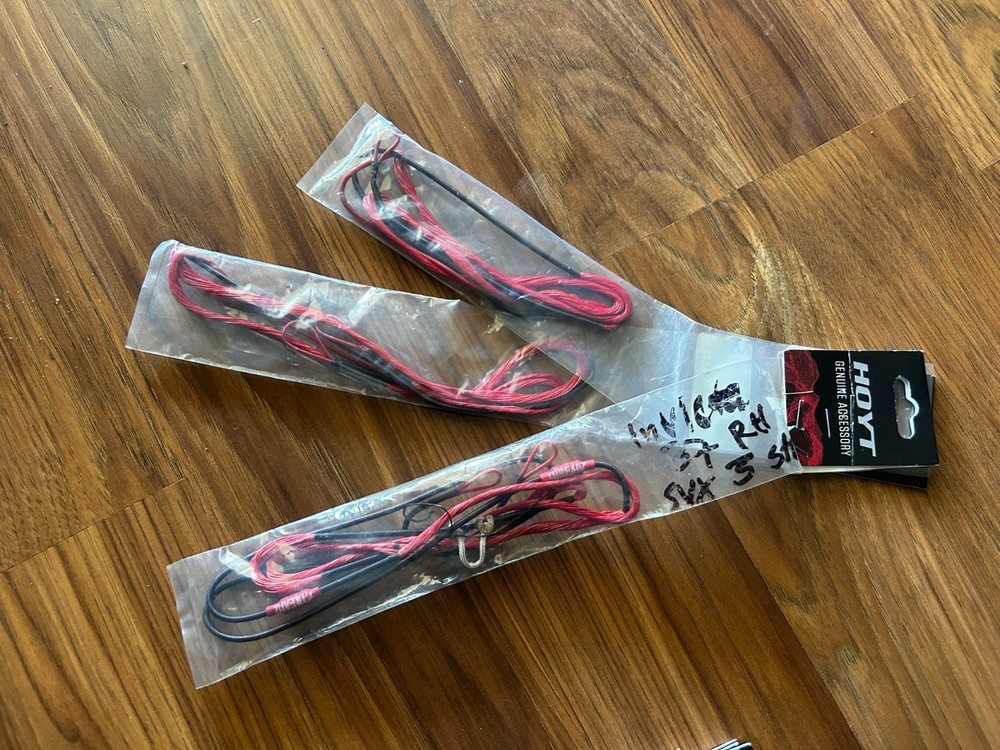 Hoyt Invicta 37 RH SVX 3 String set