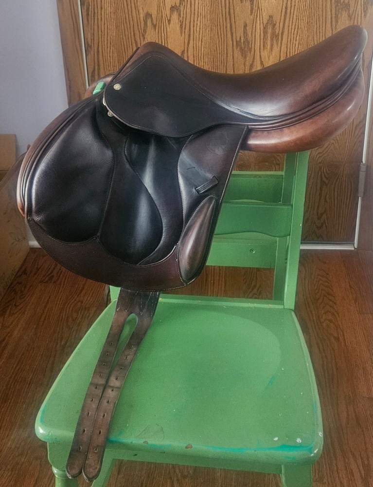 17.5" Devoucoux Chiberta Saddle Medium treeGreat Condition