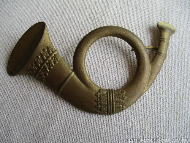 ORIGINAL M1958 CIVIL WAR US ARMY INFANTRY HORN HAT BADGE W/ PRONGS