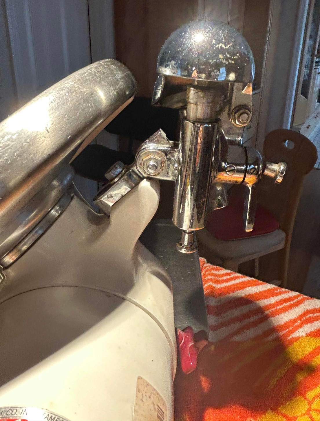 Globe C1620 Commercial Meat Slicer w. Built-in Sharpener