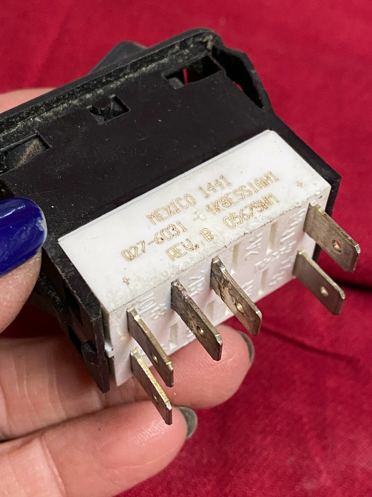 PETERBILT SWITCH, DASH, BEACON LIGHT Q27-6031 - 4K8ESS1AH1 SWITCH
