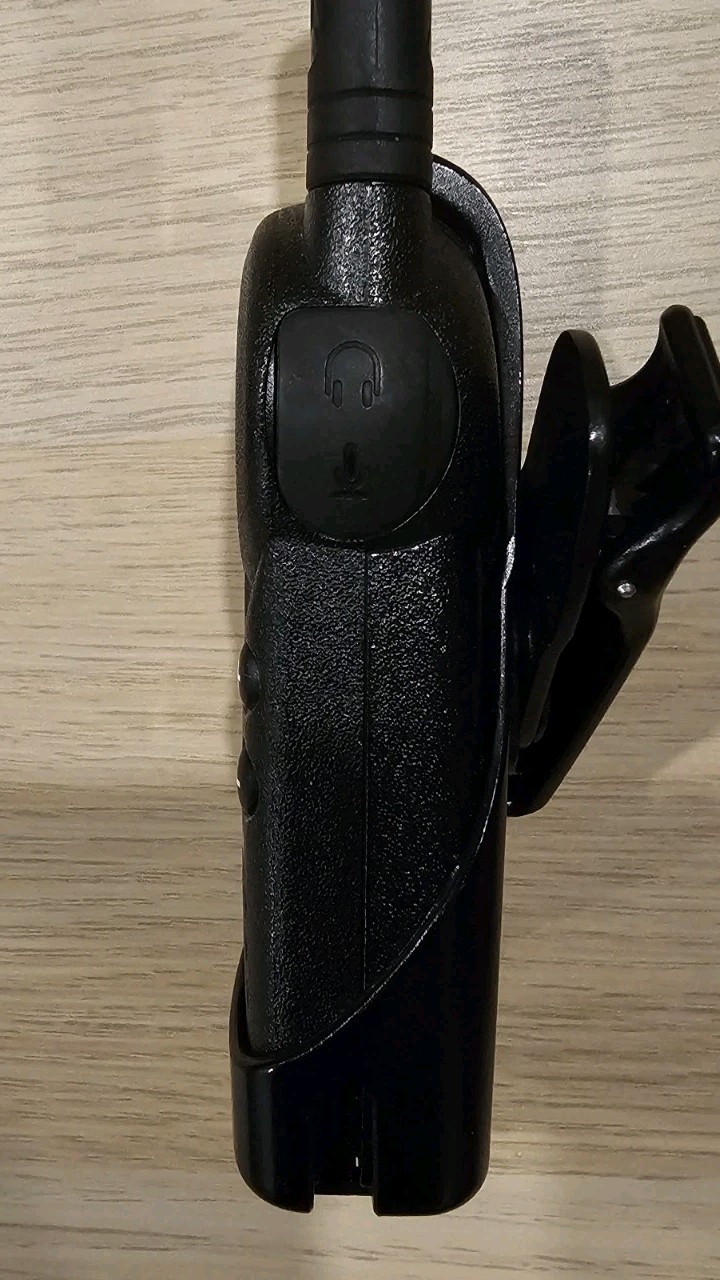 Motorola CLS1410 4 Channel UHF Two-Way Radio with Belt Clip.