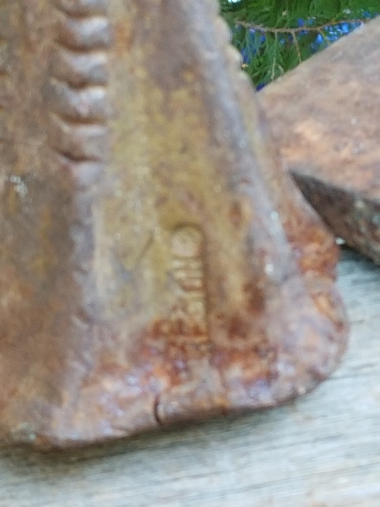 2 MANUAL WEDGE LOG SPLITTERS